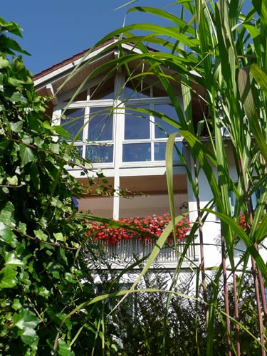 Ihr Ferienhaus liegt in traumhafter Lage inmitten gepflegt gr&uuml;ner Natur