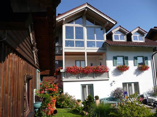 Der Blick vom Garten zum Haus